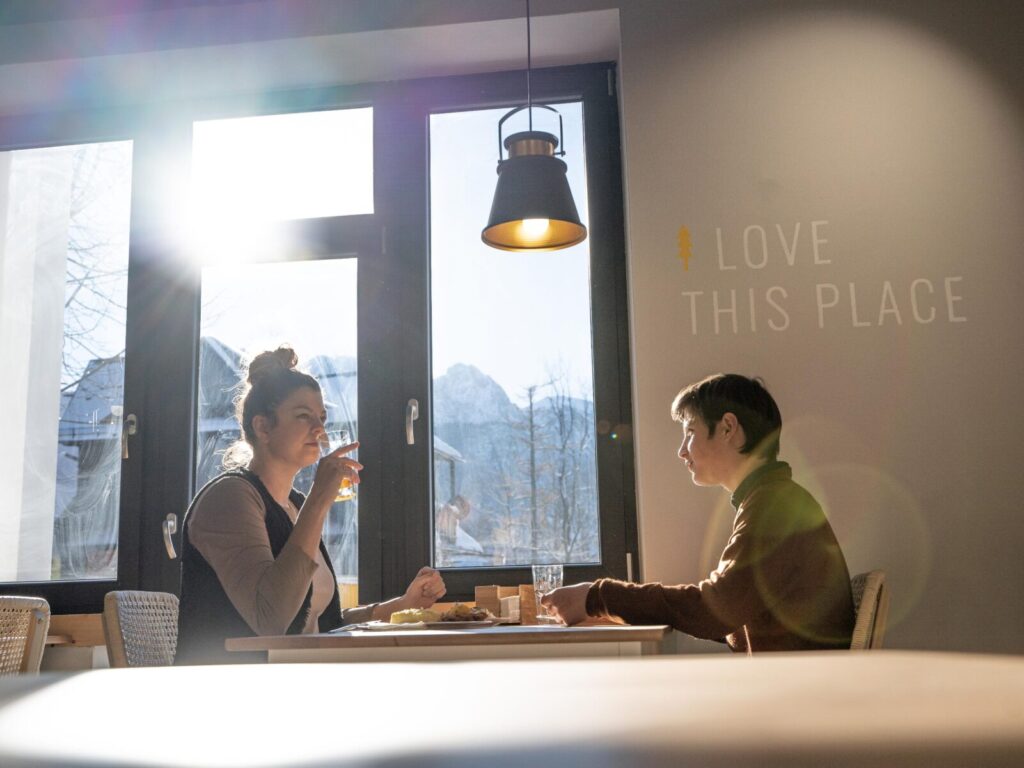Bistro Schronisk Krupówki — polecana restauracja Zakopane